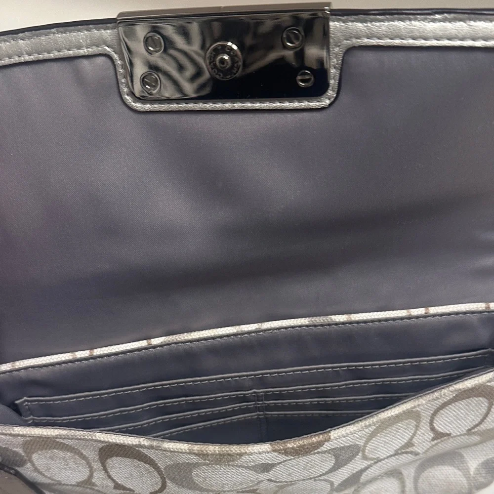 Coach wristlet purse. - Picture 7 of 9